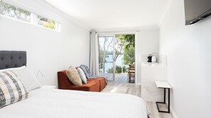 4 bedrooms, Internet, bed sheets - Stargazer Cottage Waterfront Reserve with Private Studio (Sanctuary Point)