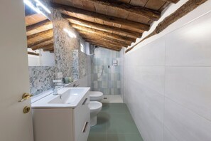 Shower, hair dryer, bidet, towels - The Corner of Castelvecchio (Siena)