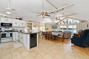 Fridge, microwave, oven, stovetop - Lakefront, Hot Tub, Dock, Firepit, Spacious Deck (Henrico)