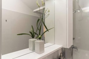 Shower, hair dryer, towels, soap - White Jasmine apartment (Novalja)