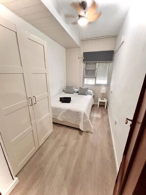 غرفة علوية - غرفتا نوم - تجهيزات لذوي الاحتياجات الخاصة - بشرفة