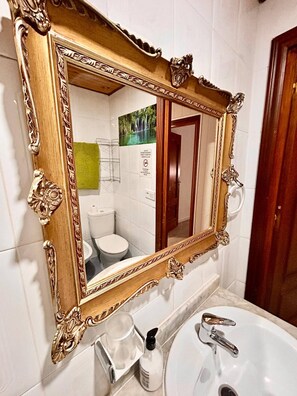 غرفة علوية - غرفتا نوم - تجهيزات لذوي الاحتياجات الخاصة - بشرفة | حمام