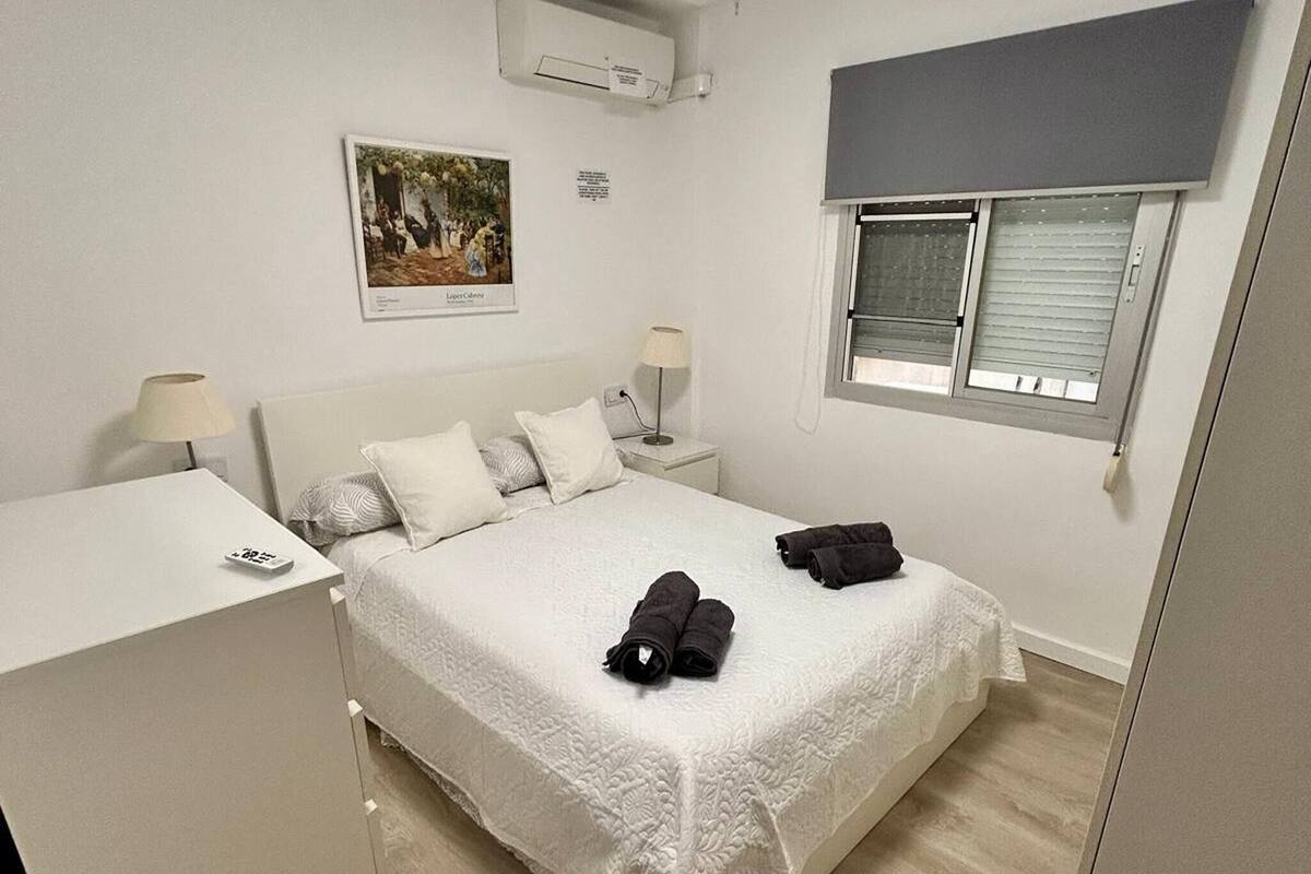 غرفة علوية - غرفتا نوم - تجهيزات لذوي الاحتياجات الخاصة - بشرفة