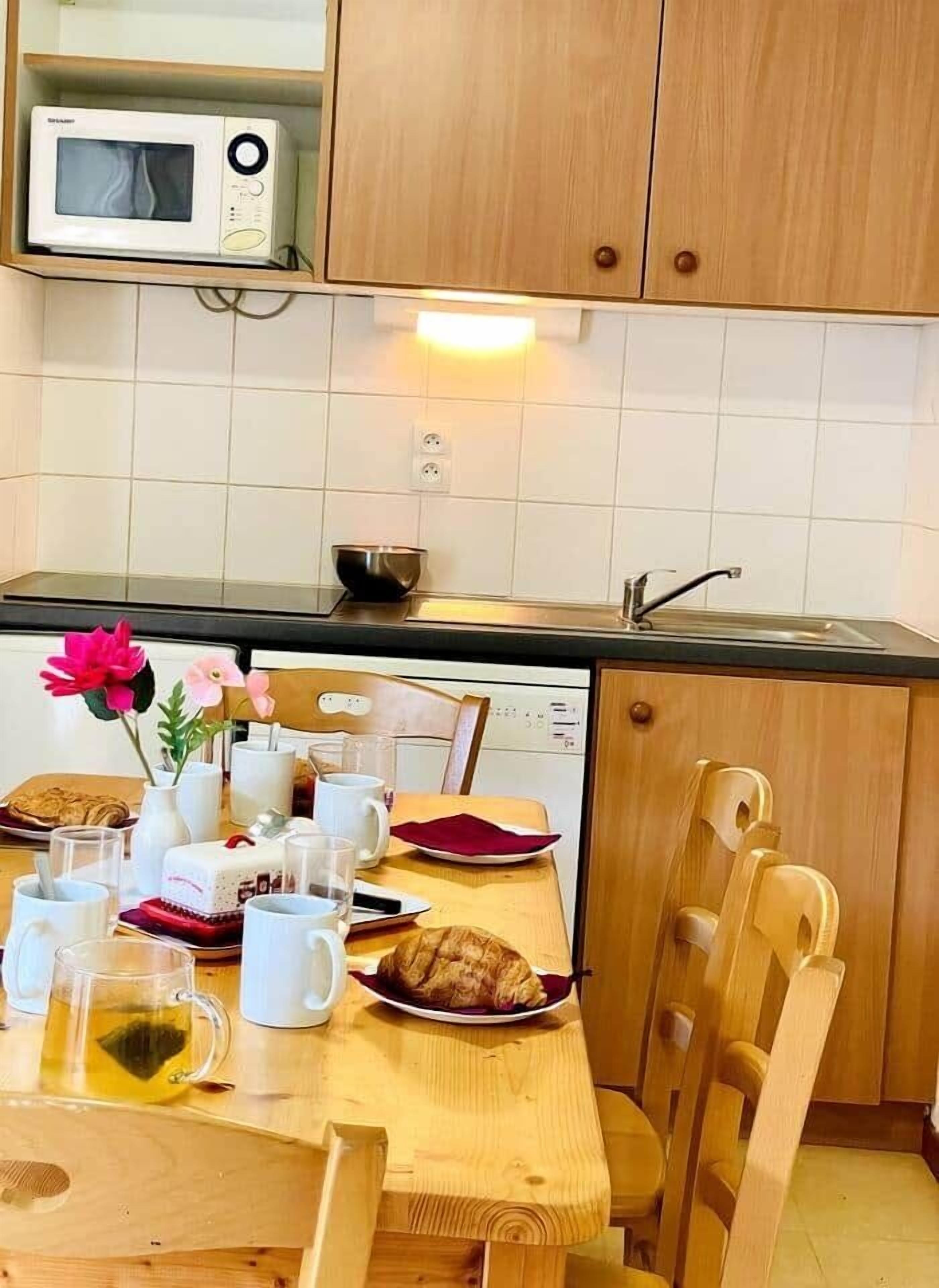 Réfrigérateur, four à micro-ondes, lave-vaisselle, bouilloire électrique