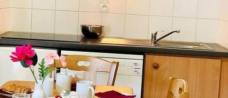 Réfrigérateur, four à micro-ondes, lave-vaisselle, bouilloire électrique