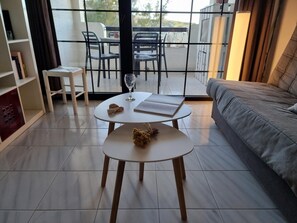 TV - Stunning apartment in L'Escala with sea view terrace and parking, communal pool. (L'Escala)