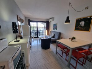 TV - Stunning apartment in L'Escala with sea view terrace and parking, communal pool. (L'Escala)
