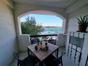 Outdoor dining - Stunning apartment in L'Escala with sea view terrace and parking, communal pool. (L'Escala)