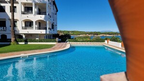 En swimmingpool med frit udsyn til en høj bygning i baggrunden.