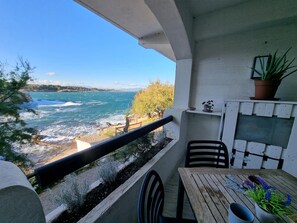 Outdoor dining - Stunning apartment in L'Escala with sea view terrace and parking, communal pool. (L'Escala)