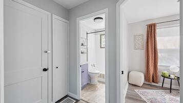 Secador de pelo, toallas, jabón y champú