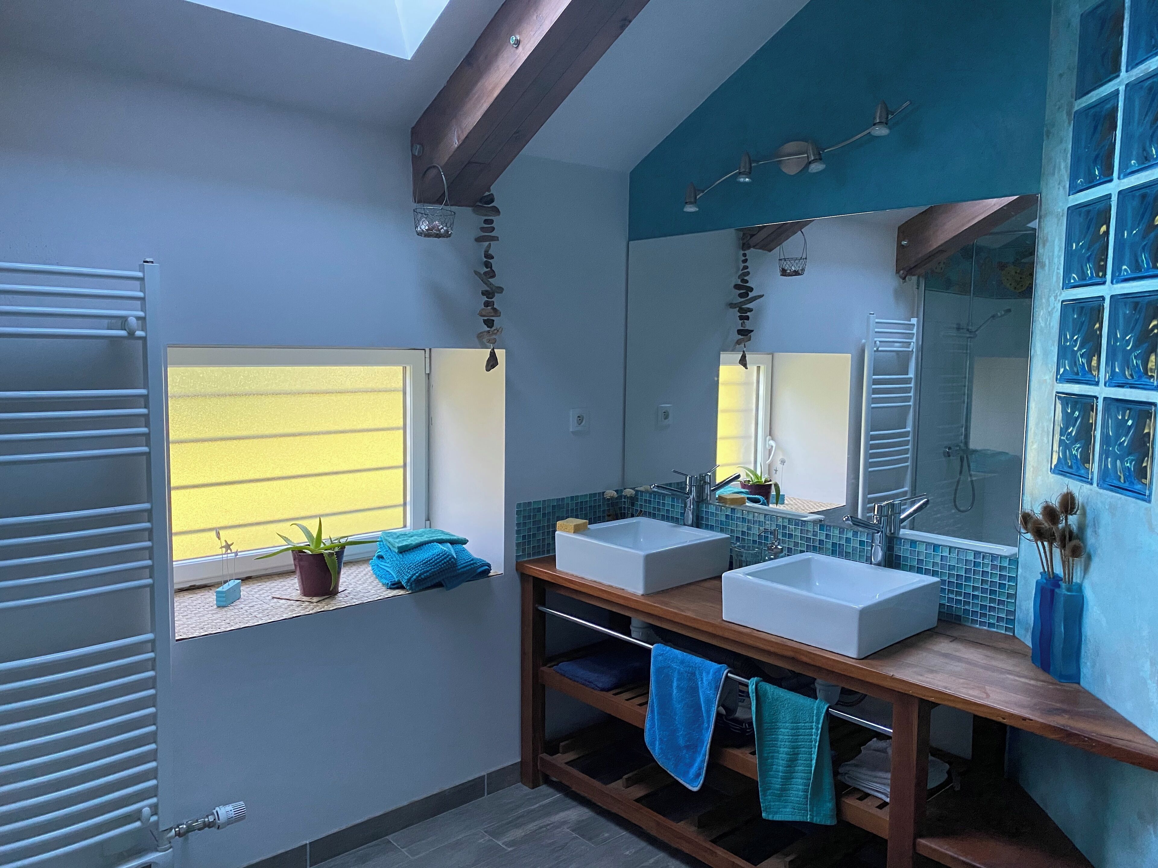 Sèche-cheveux, serviettes fournies, savon, papier toilette