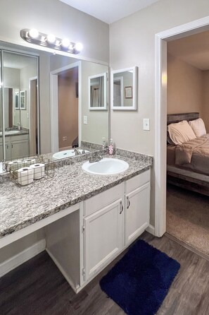 House, 3 Bedrooms, Smoking, Terrace | Bathroom - Charming 3 Bedroom Home in Clayton County (Atlanta)
