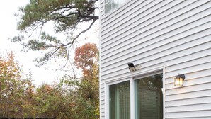 Outdoor dining - Charming 3 Bedroom Home in Clayton County (Atlanta)
