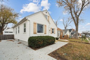 Exterior - Lovely 2-bedroom cottage in charming Cedar Rapids (Cedar Rapids)