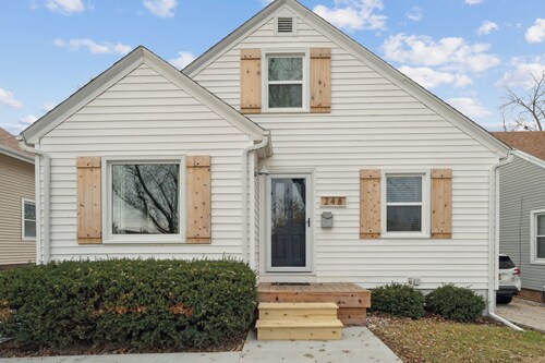 Lovely 2-bedroom cottage in charming Cedar Rapids
