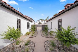 Property grounds - La Jolla Studio for 2: Steps From Shore w/ Parking (San Diego)