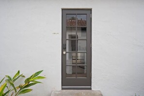 Exterior detail - La Jolla Studio for 2: Steps From Shore w/ Parking (San Diego)