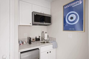 Microwave, coffee/tea maker - La Jolla Studio for 2: Steps From Shore w/ Parking (San Diego)