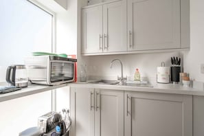 Fridge, microwave, oven, coffee/tea maker - The Den: riverside bolthole (Baston, Stamford)