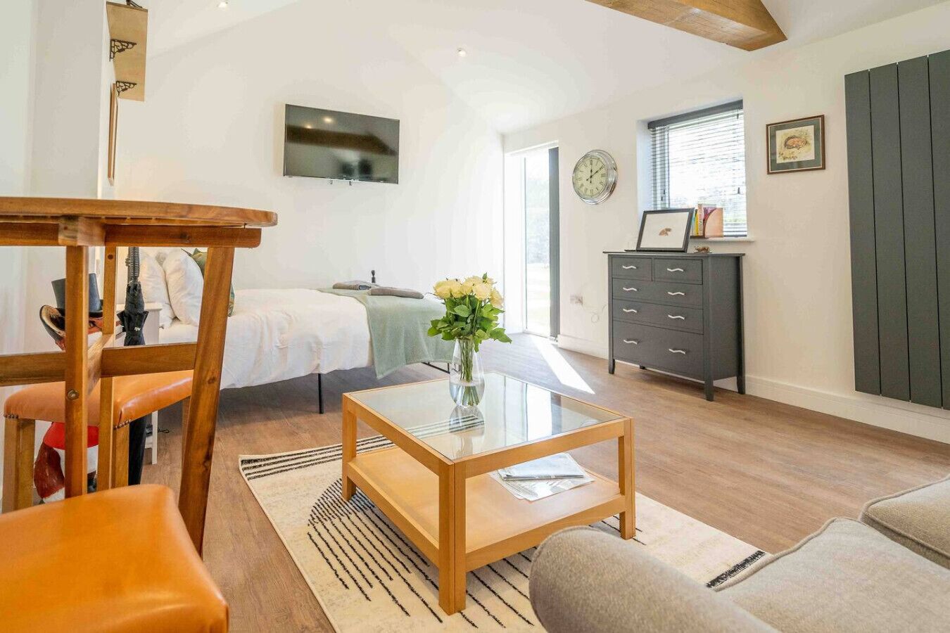 Travel crib, free WiFi, bed sheets