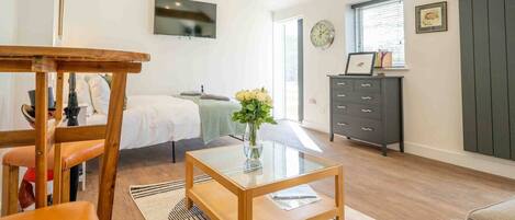 Travel crib, free WiFi, bed sheets