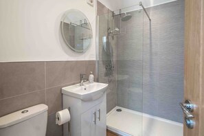 Douche, sèche-cheveux, serviettes fournies, savon