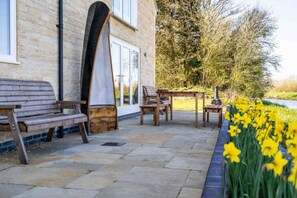 Outdoor dining - The Holt: beauty by the river (Stamford)