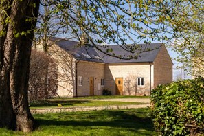 Exterior - The Holt: beauty by the river (Stamford)
