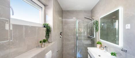 Douche, serviettes fournies