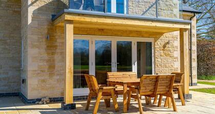 The Roost: a riverside retreat
