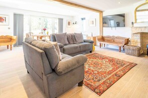 Smart TV, fireplace - The Roost: a riverside retreat (Stamford)