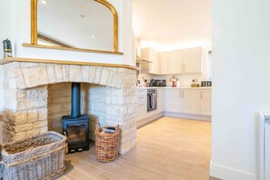 Fridge, microwave, oven, stovetop - The Roost: a riverside retreat (Stamford)