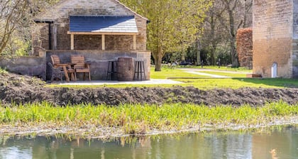 The Sett: cosy riverside home