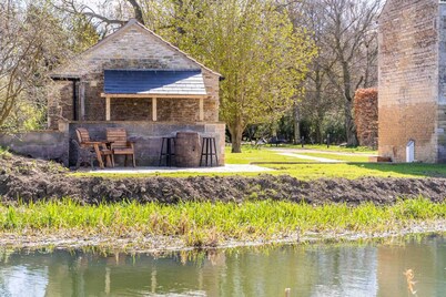 The Sett: cosy riverside home