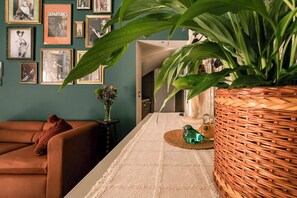 Appartamento, balcone, vista città | Area soggiorno | TV a schermo piatto