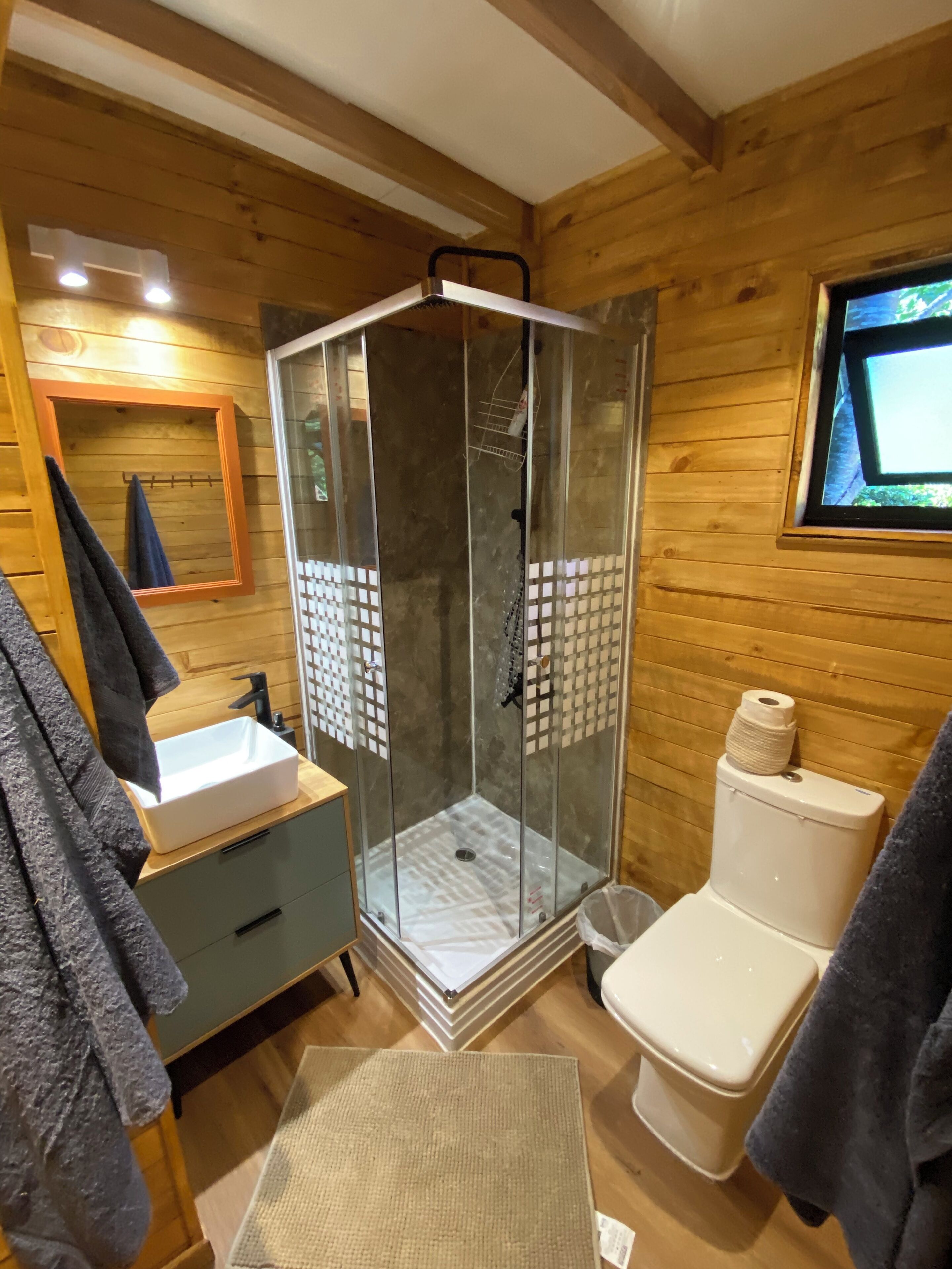 Cabin Superior, sân hiên, quang cảnh vườn | Phòng tắm