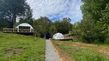 Vista frontal de la propiedad