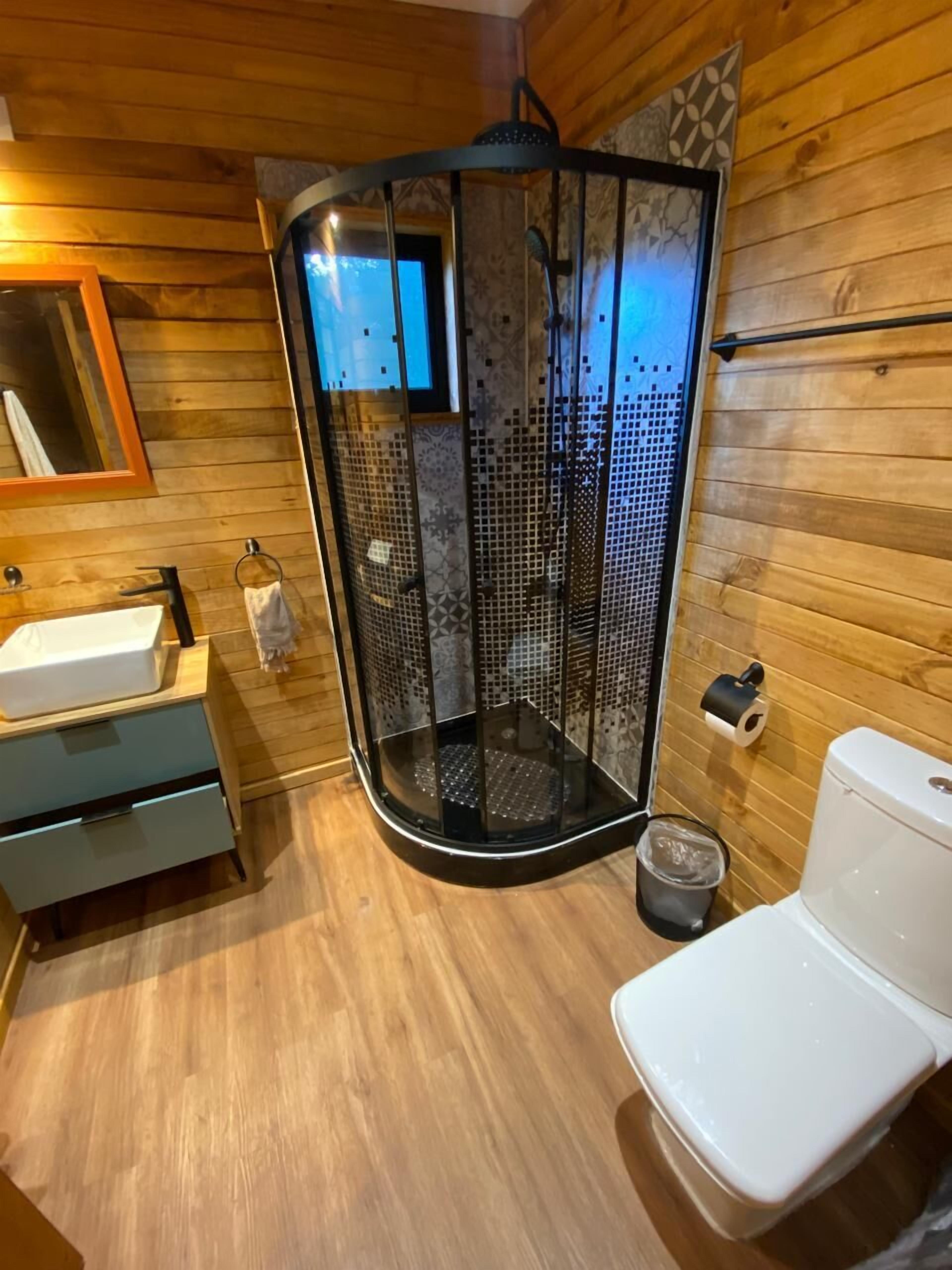 Superior Cabin, Patio, River View | Bathroom