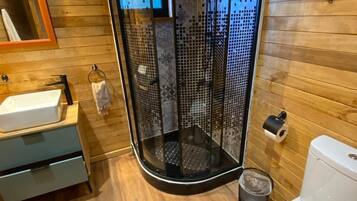 Superior Cabin, Patio, River View | Bathroom