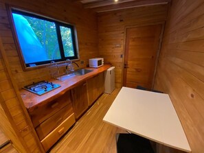 Superior Cabin, Patio, River View | Private kitchen - HuellaBlanca Domos (Manchuria)