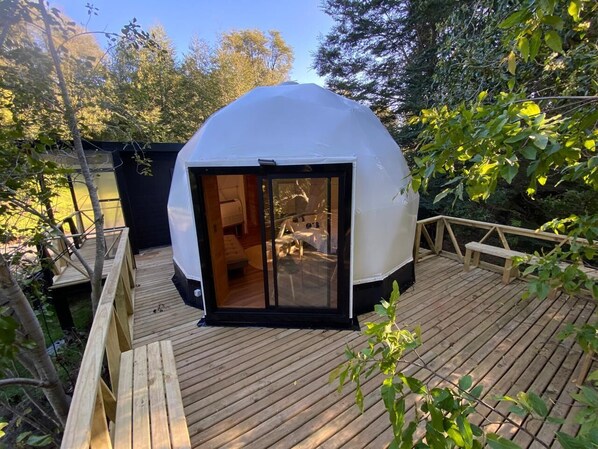 Superior Cabin, Patio, River View | Free WiFi - HuellaBlanca Domos (Curacautin)