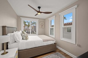 Tabla de planchar con plancha, wifi y ropa de cama