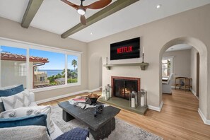 Televisio, takka, työhuone