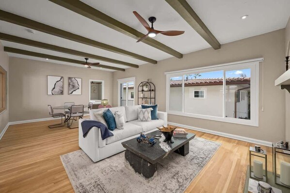 TV, fireplace, offices - Casita By The Sea: 3 Bed | Ocean | Walk to beach (San Diego)