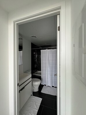 Classic Room | Bathroom | Hair dryer, towels, soap, shampoo - Adastay Suites Downtown (Toronto)