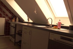 Frigorifero, microonde, forno, piano cottura