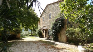 A stone building with a gravel path leading to a wooden bench. - Scappo in Umbria, Il Maraldo (Narni)