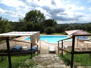 A swimming pool with a covered area, lounge chairs, and a view of the countryside. - Scappo in Umbria, Il Maraldo (Narni)