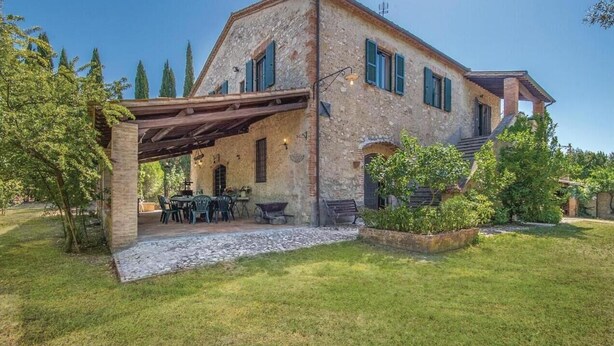 A rustic stone building with a covered patio, outdoor seating, and a well-maintained garden. - Scappo in Umbria, Il Maraldo (Narni)